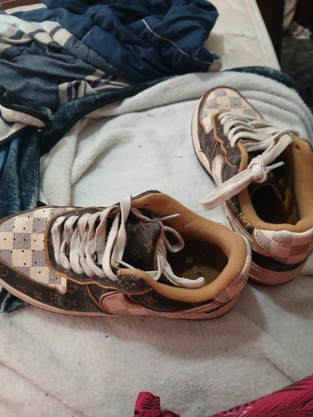 Louis Vuitton Nike - Picture 2 of 4